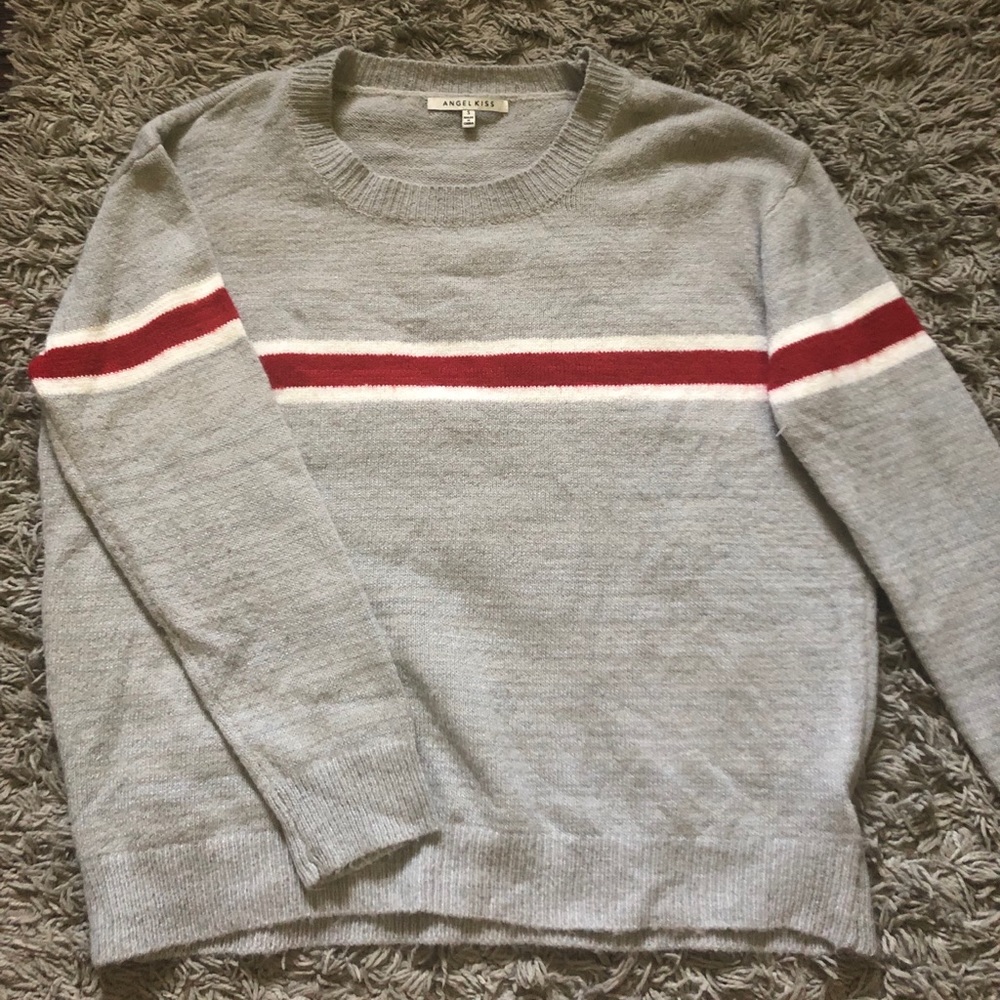 A warm and cozy crew neck w/ maroon and white ❤️.